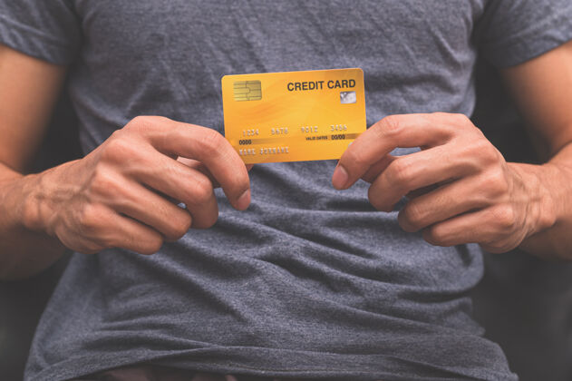 消费者一个手里拿着信用卡的男人债务金融电子商务