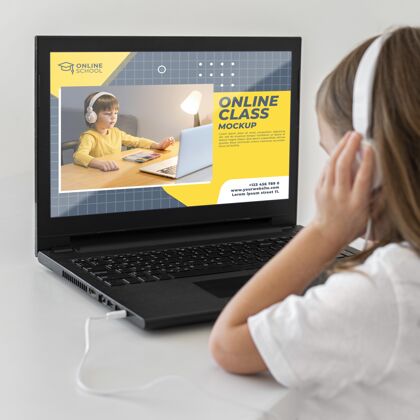 孩子戴耳机的女孩用笔记本电脑科技年轻人设备