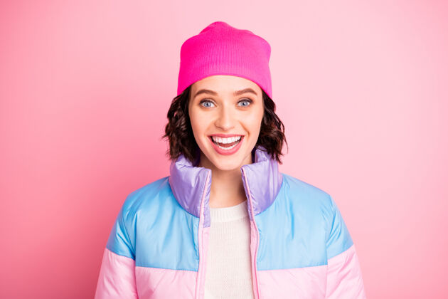 女性化特写照片漂亮的女士穿着暖色外套孤立的粉红色背景冬天青少年短裤