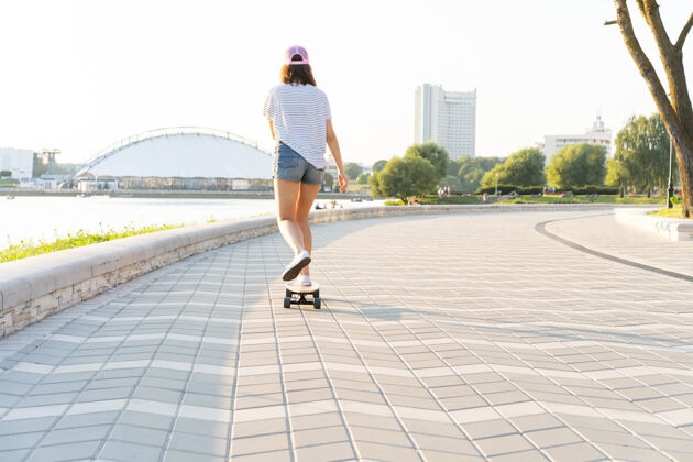 青少年街上 户外 一个拿着滑板的女人的画像感性可爱溜冰