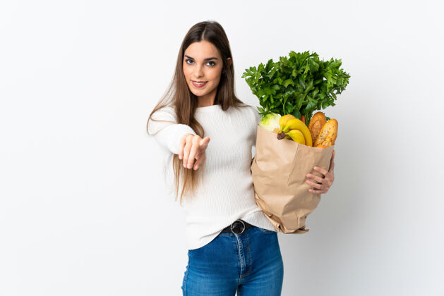 自然年轻的白种女人在买食物 脸上带着幸福的表情蔬菜新鲜健康