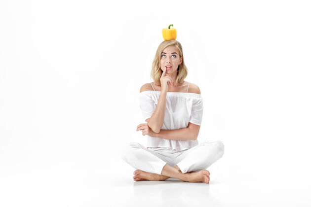 健康美丽的金发女人穿着白色上衣拿着黄色的铃铛胡椒粉健康节食和节食金发膳食自然