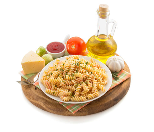 食品把意大利面放在盘子里 放在白色的盘子里意大利面蔬菜意大利面