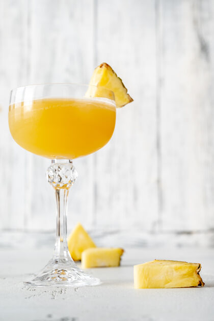 酒一杯用菠萝片装饰的阿尔冈琴鸡尾酒混合果汁玻璃