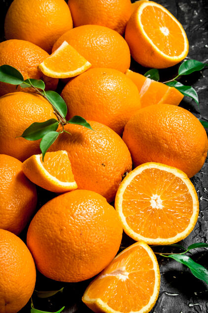 多汁带叶子的橙子片甜点美味水果