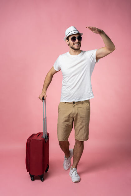 夏天带着手提箱 护照和机票的男旅客假期航行旅行者