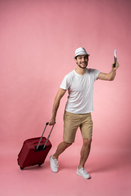 行李带着手提箱 护照和机票的男旅客活跃航行爱好
