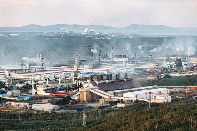 污染机场鸟瞰图工厂环境污染管道向大气中排放烟雾工厂化工空气