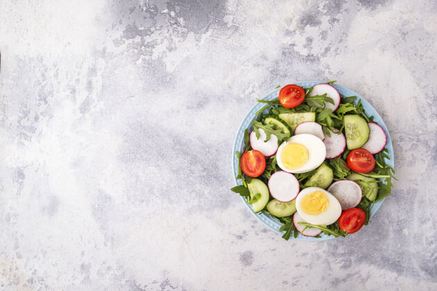 碗健康沙拉 配鸡蛋和新鲜蔬菜顶板查看蔬菜膳食混合