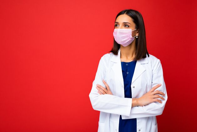 医疗保健年轻漂亮的黑发女子 戴上防病毒口罩 脸上隔离着防冠状病毒和白色药衣背景.copy空间流感感染健康