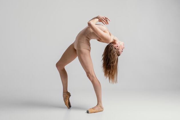 女人全镜头芭蕾舞演员摆姿势灵活舞蹈芭蕾舞演员