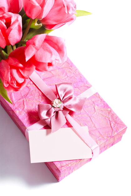 礼物粉色郁金香卡片和礼物特写束乡村母亲节