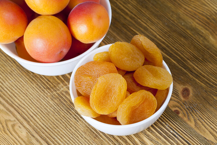 生的两盘杏干鲜结合 果色靓丽健康饮食配料