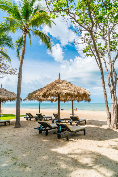 热带沙滩椅和伞与海洋海滩阳伞椅子海景
