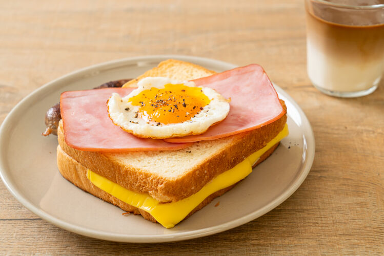 早上自制面包烤奶酪火腿煎蛋配猪肉香肠和咖啡当早餐咖啡吐司午餐