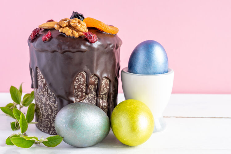 糖果复活节蛋糕和粉色彩蛋背景.假期食物和复活节概念食物装饰木头
