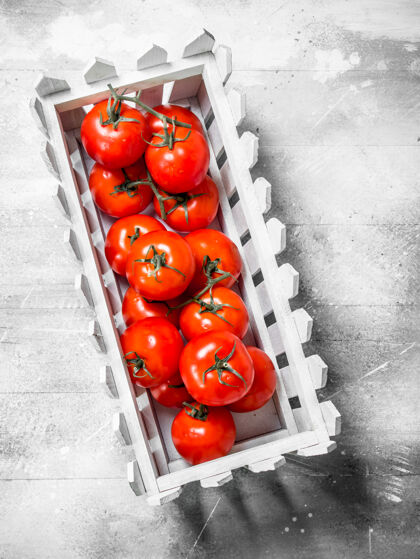 素食白木桌上塑料盒子里的西红柿食物水果植物