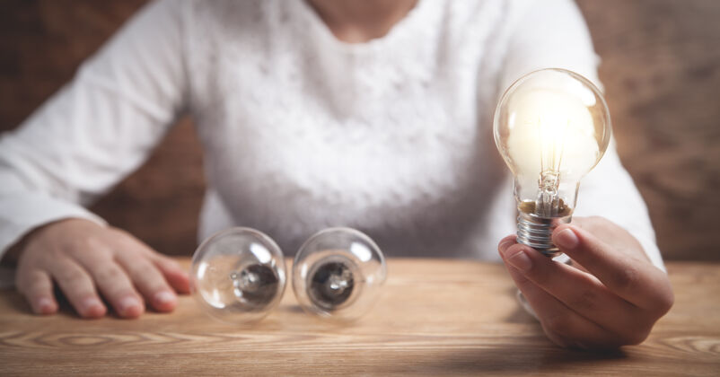 人拿着灯的女商人创造性!人 技术 光 想法 灯 成功 能量 灯泡 电 创新 创意 想象 灯泡 解决方案 光明 灵感 智慧 发明