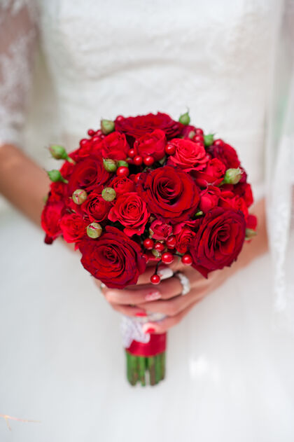 玫瑰新娘手持玫瑰花束爱情自然美丽
