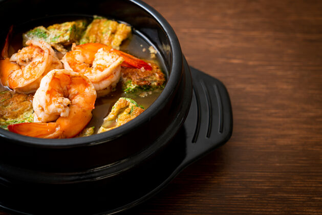 传统酸汤由罗望子酱和虾和蔬菜做成亚洲煎蛋卷美食风格相思酸辣椒