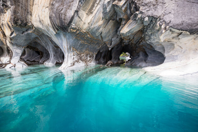 蓝色在智利巴塔哥尼亚卡雷拉将军湖上的不寻常的大理石洞穴不寻常皮划艇智利