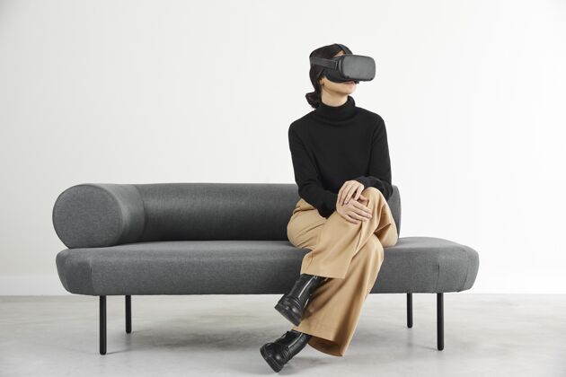小玩意沙发上戴着虚拟现实耳机的女人沙发女人女人