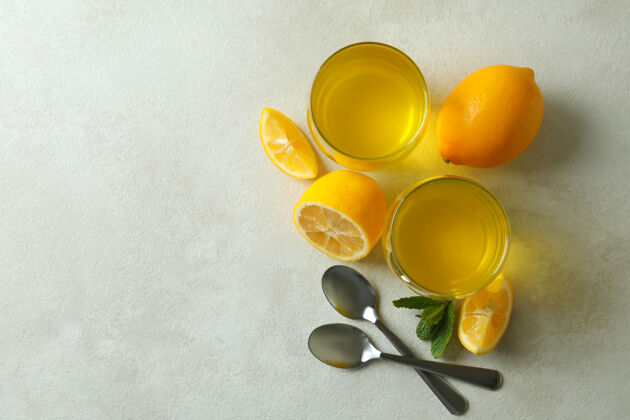 水果概念甜点柠檬果冻在白色纹理的桌子上食物风味素食