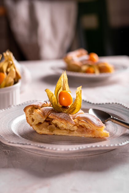 甜点自制的苹果派 盘子里放着菲萨利斯苹果派蛋糕