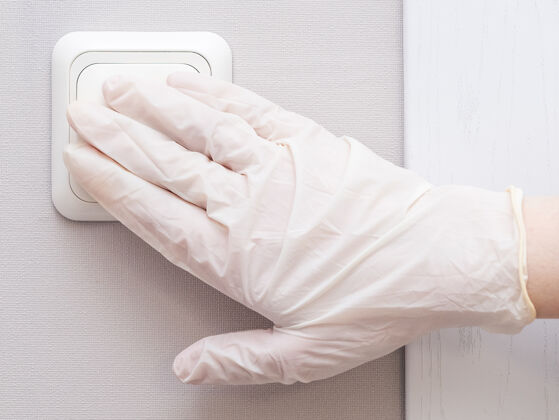 医疗在家里或医院里 一只手戴着消毒橡胶手套就可以开灯安全改善洗手液