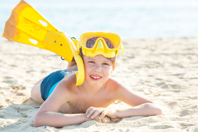 海床上可爱的小男孩海滩孩子玩得开心吗海岸线可爱孩子们在水边玩得很开心快乐情绪男孩