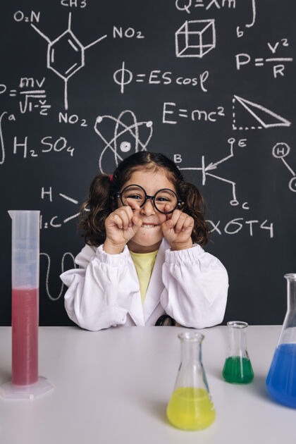 黑板有趣的科学家小孩用眼镜开玩笑学童科学漫画