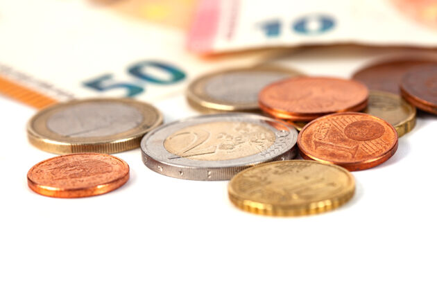 富人一堆白色的欧元硬币和钞票 钱欧元储蓄货币
