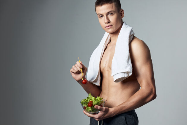 释放可爱的家伙 肩上有毛巾 锻炼后节食 背景孤立素食者蔬菜男性