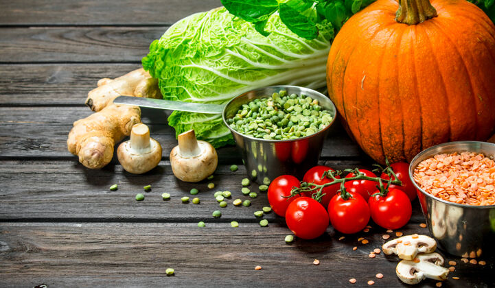 超级食品有机食物新鲜的木桌上放着蔬菜和香料 还有豆科植物维生素奇亚生的