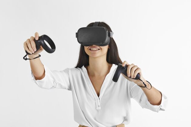 设备戴着虚拟现实耳机的女人虚拟现实耳机女人小玩意