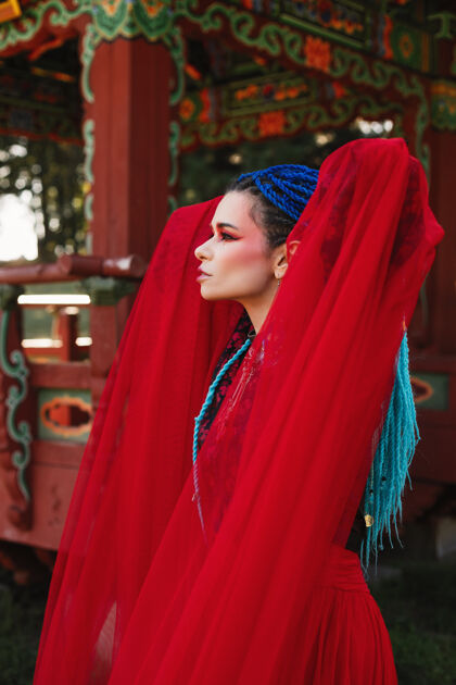 庆典穿着红色透明织物连衣裙的蓝色长发美女红色礼服亚洲魅力