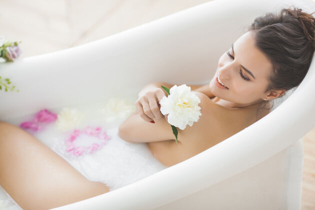 女性完美的女人洗澡女的做spa程序无忧无虑健康新鲜