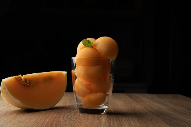 热带黄瓜瓜被舀成一个圆球 像冰激凌一样放进透明的玻璃杯里哈密瓜切甜瓜