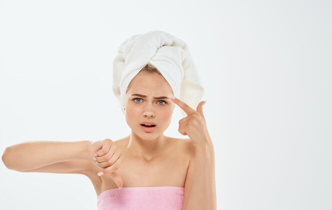背景沮丧的女人用手和毛巾在她的头上赤着肩膀做手势手指卫生人