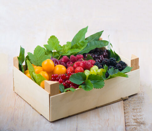 健康在白色背景的盒子里隔离的浆果混合物蓝莓成熟健康