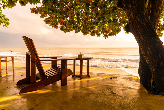 天空空木椅与海滩海阳光海景别墅