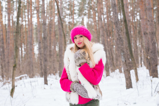 有趣美丽 时尚 人的概念-迷人的金发女人在冬天穿着粉色帽子和毛衣散步十二月季节寒冷
