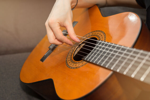 国家在家弹吉他的女人经典声音休闲
