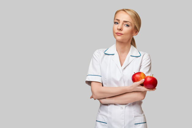 免疫营养师医生健康的生活方式的概念-持有有机红苹果健康的生活方式医务工作者美丽