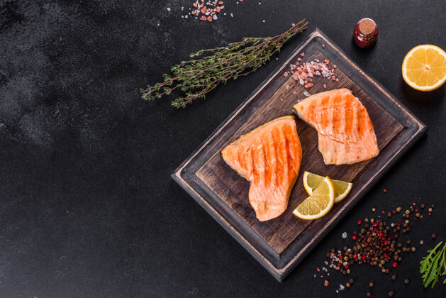 烧烤美味的新鲜红鱼北极焦烤在一个烤架来源欧米茄 健康食品食物红色柠檬
