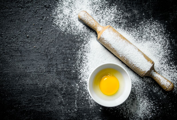 胆固醇鸡蛋在碗里滚别针黑色乡村背景别针蛋白质准备