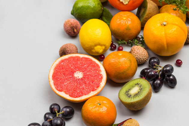 水果一套五颜六色的奇异水果混合柠檬健活方式