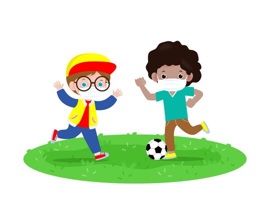 预防两个戴着口罩的小男孩在新的正常生活方式中踢足球concept.儿童踢足球 戴上手术防护的冠状病毒卡通面具球员