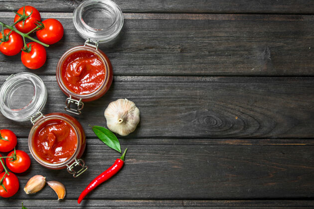 食物番茄酱放在一个罐子里 里面有大蒜和樱桃番茄枝意大利酱汁番茄酱