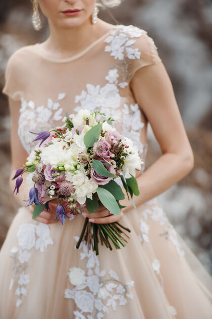植物婚礼花束与牡丹在新娘的手中下早上好新娘的名字花成人面纱